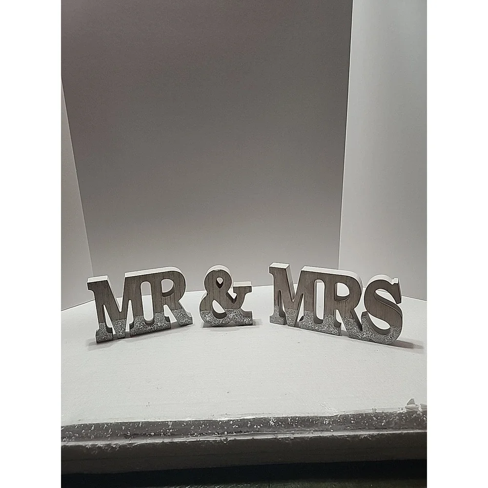 Wooden Mr & Mrs Sign With‎ Silver Glitter